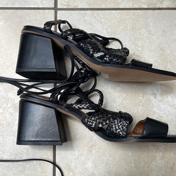 7.5 Halston Piper Strappy Block Chunky Sandal Heels Black Leather Braided - Picture 7 of 12